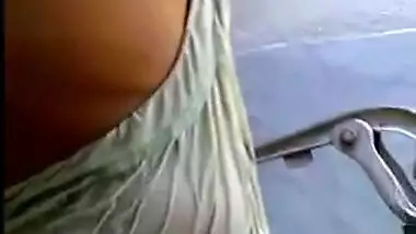 Indian outdoor mms of Desi bhabi caught by neighbor during bath