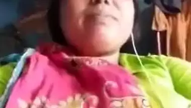 Amateur Desi MILF spreads legs to show XXX pussy in solo MMS video