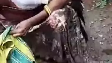 Dehati old pair sex movie scene caught by a voyeur