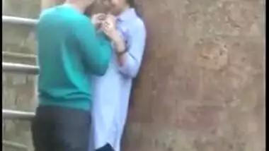 Gal caught sneakily making out with lover in outdoor Desi mms action