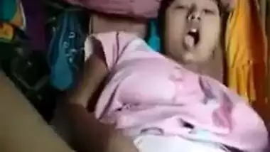 Horny like hell Bangla girl fingers her XXX snatch in Desi video