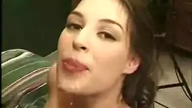 Indian XXX video of a hot porn star getting her pussy hammered