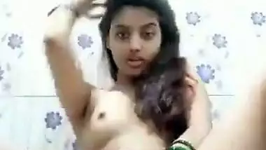Unsatisfied Nagpur lady masturbating nude MMS from bathroom