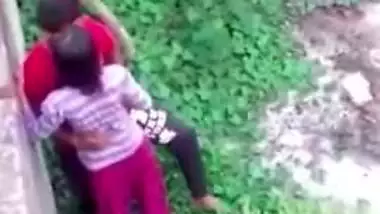 Two Indian lovers caught fucking in outdoor garden in Desi mms video