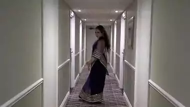 Indian Actress dare to walk naked in hotel with see through saree and guest see her