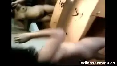 Standing desi bhabhi ne khade hue he apne pati ke bhai se Chudai ki