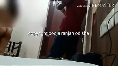 Slutty Desi girl asks delivery guy to take nude XXX pics of hers