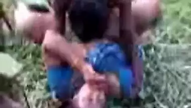 Bhojpuri aunty ko khet mai naukar ne jamkar choda