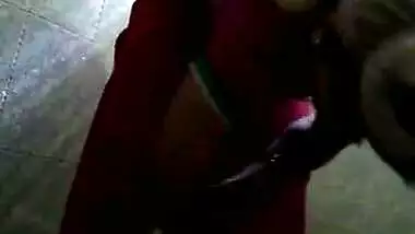 Today Exclusive- Desi Bhabhi Record Her Bathing Video For Lover