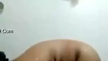 Desi mom pours water on her nude chubby body in amateur XXX video