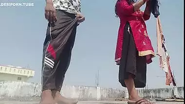 Chat Par Kapde Sukha Rahi Bahu Ko Gold Necklace Dekar Apni Havas Bhujayi ! Desi Porn Hindi