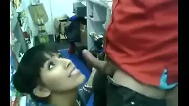 XXX sex videos of Assamese girl giving blowjob to Delhi store owner