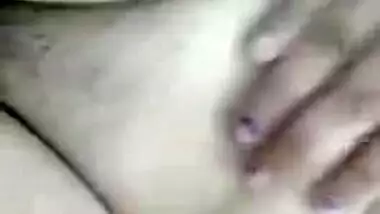 Aroused Indian minx likes filming solo video for guysin the morning