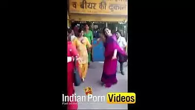 Indianpornvideos Exclusive : Desi street girls doing naughty act front of beer shop