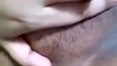 Solo XXX video of horny Desi wench satisfying pussy on the bed