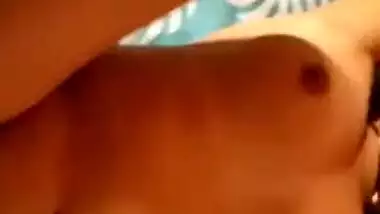 Sexy Bhabhi show her body