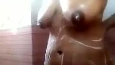 Pretty Indian girl not shy to wash saggy XXX boobs and pussy on cam