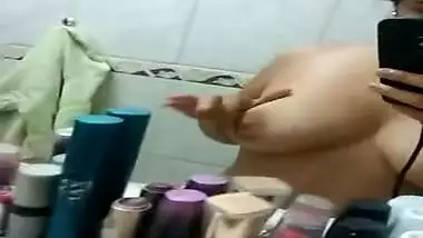 Girl films Desi XXX video where she touches tits in front of a mirror