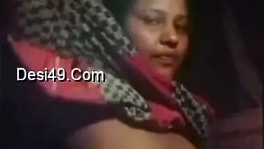 Female from India pulls her sari up to flash saggy XXX tits on camera
